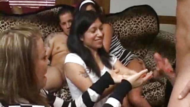 Порно Онлайн Без Регистрации Молодой парень предложил подруге секс во влагалище под душем