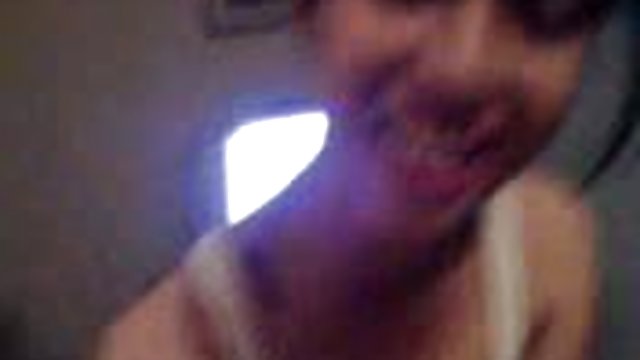 Порно Онлайн Без Регистрации Сучка умеет обращаться со своим гигантским дилдо