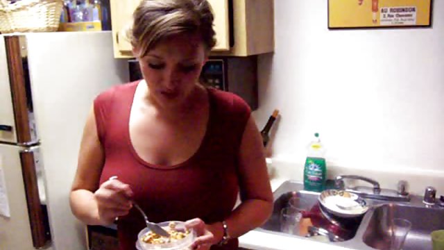 Порно Онлайн Без Регистрации Две знойные и ненасытные грудастые актрисы в горячей и бурной сцене секса втроем