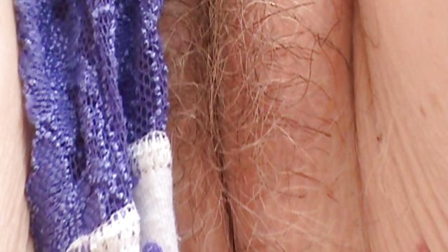 Порно Онлайн Без Регистрации Брюнетка с прелестными сиськами привстала на лесенку для траха