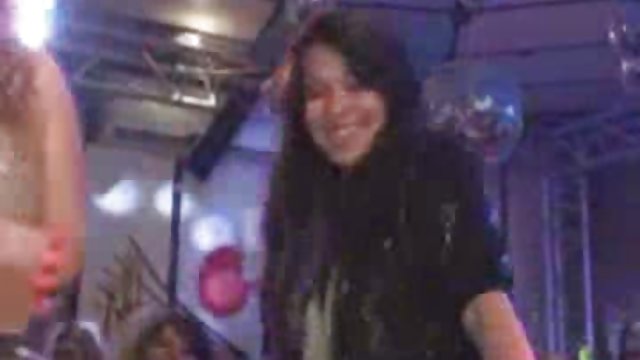 Порно Онлайн Без Регистрации Блондинка с маленькими сиськами мастурбирует письку в водичке