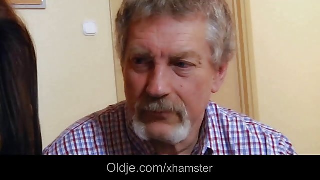 Порно Онлайн Без Регистрации Хахаль с большим хуем трахает бритую пилотку девушки