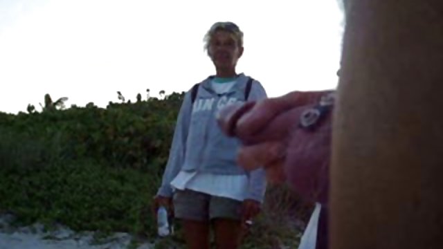 Порно Онлайн Без Регистрации Мастурбация на кровати и предшествующий ей стриптиз