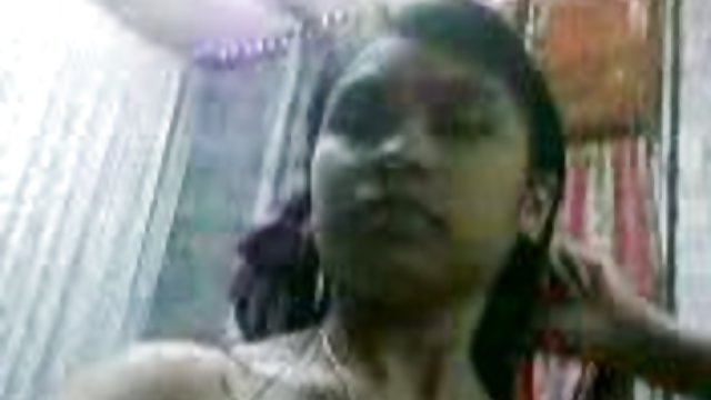 Порно Онлайн Без Регистрации Мамашка трясёт своими большими сиськами перед камерой