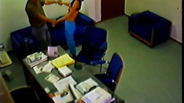 Порно Онлайн Без Регистрации Блондинка в белых чулках страстно отсасывает член любовника