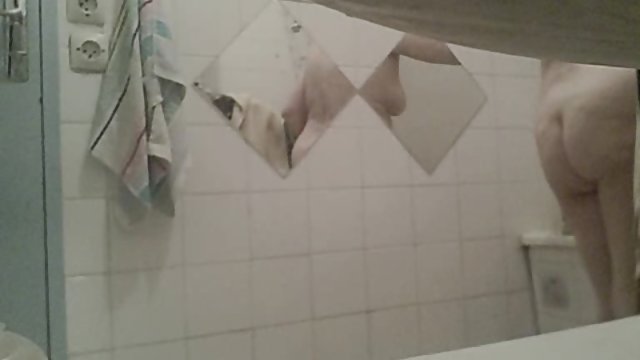 Порно Онлайн Без Регистрации Девка с татуировками трахает свою щелку секс-игрушкой