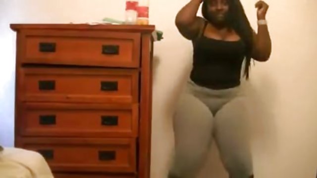 Порно Онлайн Без Регистрации Темноволосая девушка отсасывает мужу в туалете