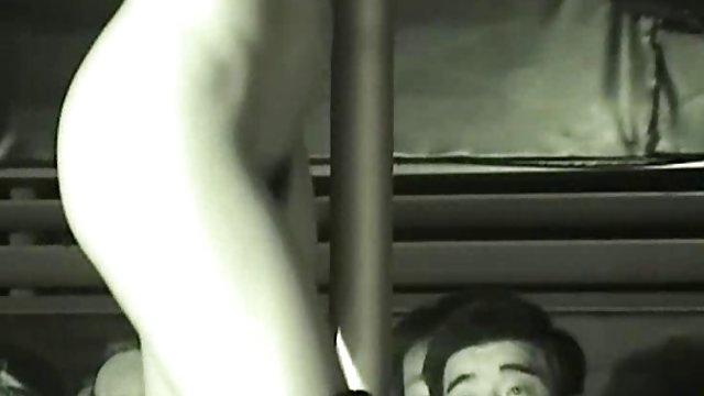 Порно Онлайн Без Регистрации Телка с маленькой грудью сосет хуи на ганг банге