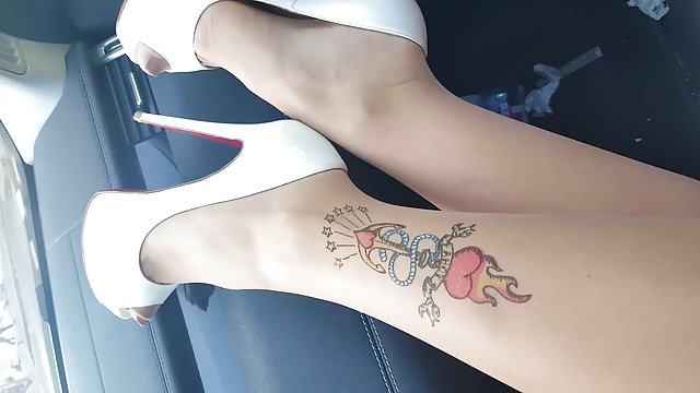 Порно Онлайн Без Регистрации Блондинка с пышной попой мастурбирует стальным фаллосом