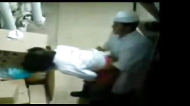 Порно Онлайн Без Регистрации Сексапильная домохозяйка в чулках раздвигает ноги перед молодым любовником