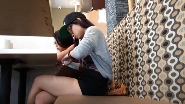 Порно Онлайн Без Регистрации Брюнетка в чулках хочет секса с двойным проникновением