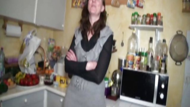 Порно Онлайн Без Регистрации Брюнетка в очках дико жарится в киску на ганг банге