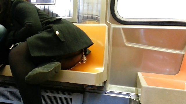 Порно Онлайн Без Регистрации Мужик кончают в стаканчик для жадной шлюхи на оргии