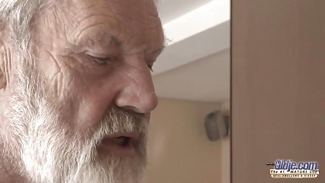 Порно Онлайн Без Регистрации Блондиночка сосет члены и ебется в анал на ганг банге