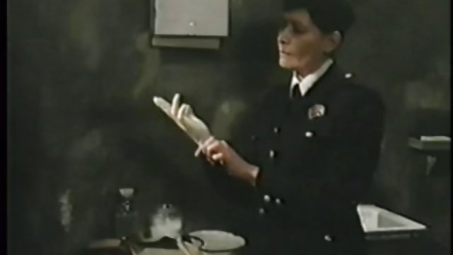 Порно Онлайн Без Регистрации Девушка аккуратно засовывает вибраторы в дырки своей подруги