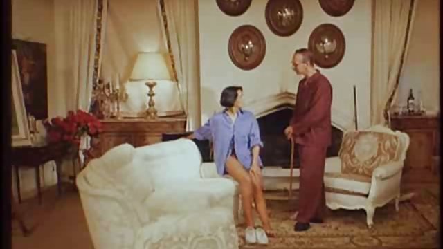 Порно Онлайн Без Регистрации Брюнетка с натуральной грудью глубоко отсосала член в такси