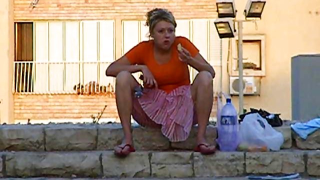 Порно Онлайн Без Регистрации Пьяные студентки сломались на групповой секс средь публики