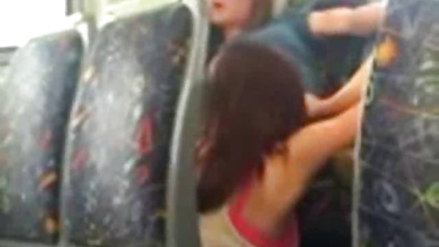 Порно Онлайн Без Регистрации Брюнетка с пухлым телосложением дает парню перед зеркалом