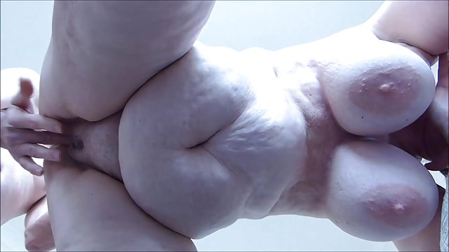 Порно Онлайн Без Регистрации Зрелая леди подставляет волосатую пизду мужу за новое украшение