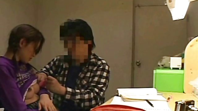 Порно Онлайн Без Регистрации Блондинка спускает джинсы для анального секса на диване