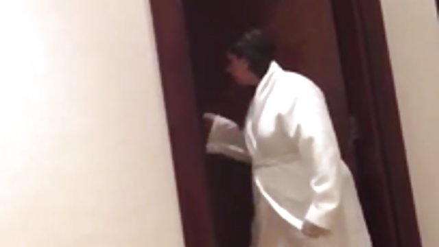 Порно Онлайн Без Регистрации Нежная брюнеточка сладко стонет от глубокого проникновения члена в узенькую письку