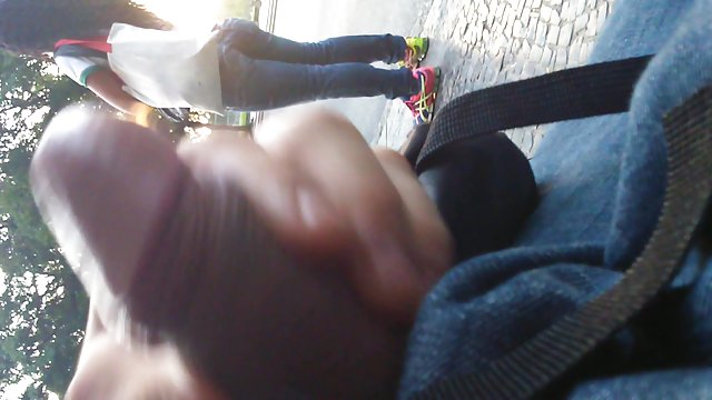 Порно Онлайн Без Регистрации Блондинистая сучка набрасывается на член чувака своим ротиком