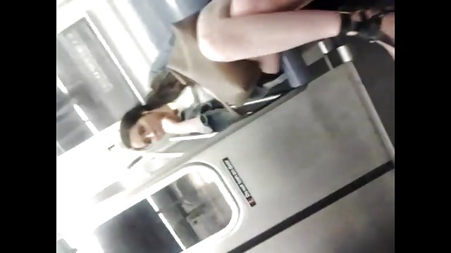 Порно Онлайн Без Регистрации Сногсшибательная блондинка ловко мастурбирует бритую киску