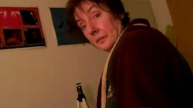 Порно Онлайн Без Регистрации Зрелая потаскуха мастурбирует киску в фетишном белье