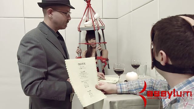 Порно Онлайн Без Регистрации Брюнетка с маленькими сиськами сладко сосет длинный хуй