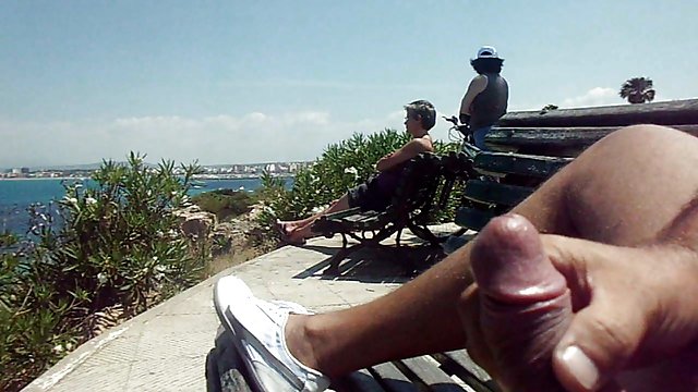 Порно Онлайн Без Регистрации Жёсткий мужик развлекается на даче с двумя молоденькими нимфоманками