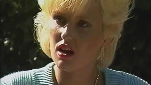 Порно Онлайн Без Регистрации Зрелая женщина трахается с молодым альфонсом в бассейне