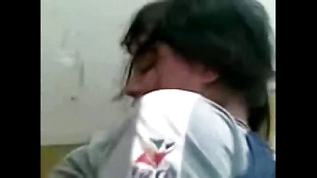 Порно Онлайн Без Регистрации Зрелая негритянка вмешалась в секс молодой парочки на диване