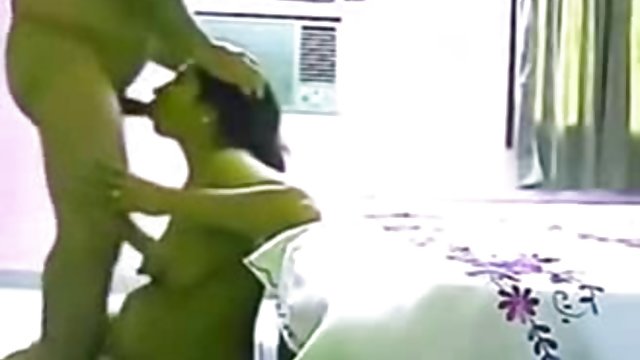 Порно Онлайн Без Регистрации Порно модель соблазнила самца нанесением крема для загара на свое тело