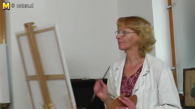 Порно Онлайн Без Регистрации Домохозяйка в восторге от толпы мужиков в ее доме