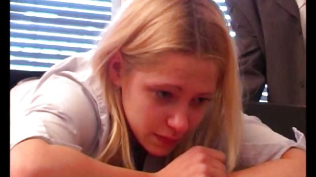 Порно Онлайн Без Регистрации Молоденькая порно модель мастурбирует только с дилдо